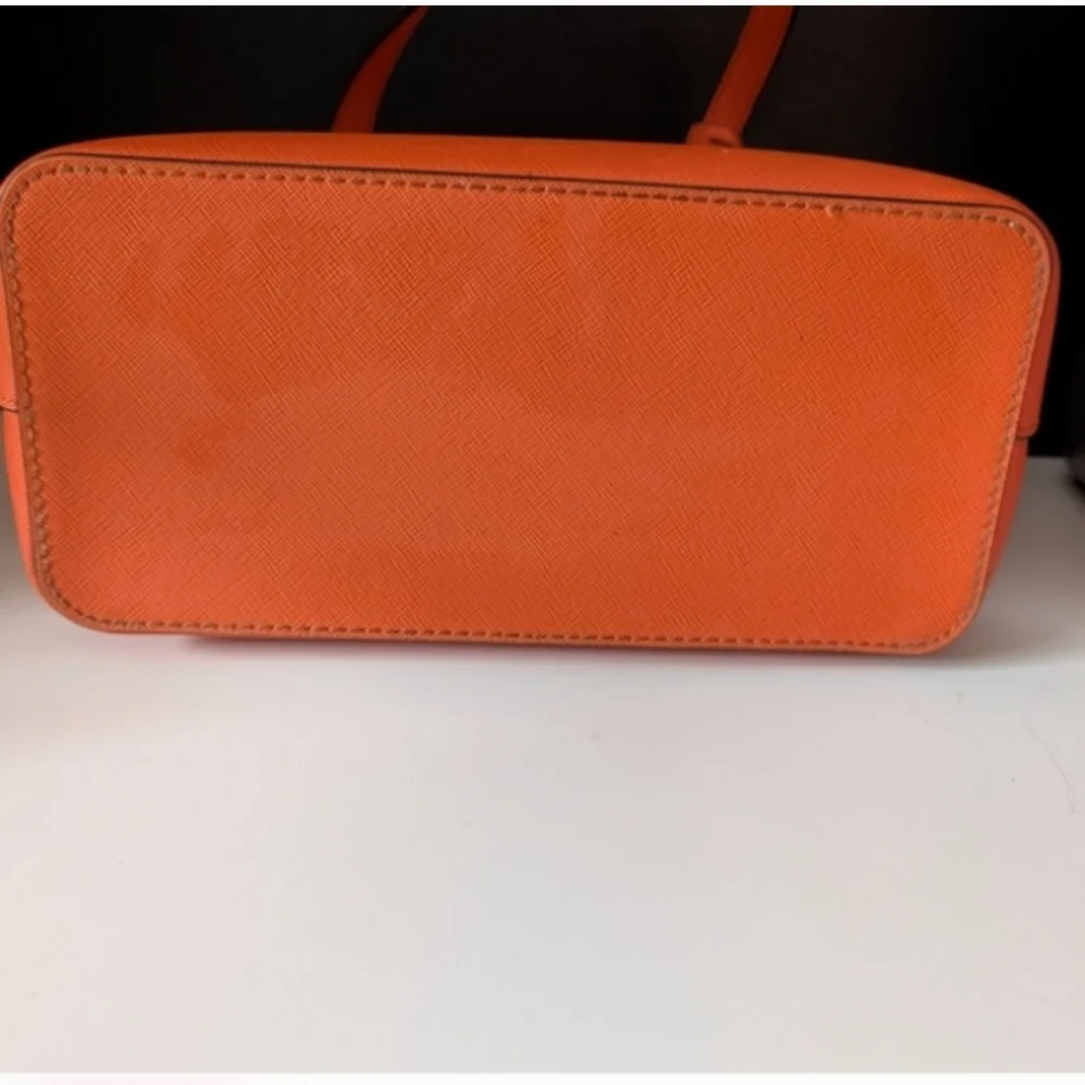 Michael Kors Shoulder Bag in Pumpkin Saffiano Leather - Picture 4 of 6